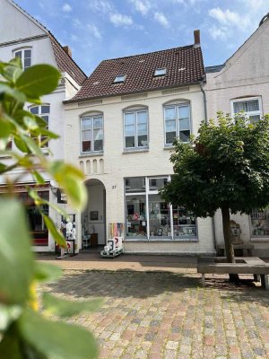 Einfamilienhaus mit Gewerbeeinheit in zentraler Lage von Friedrichstadt zu verkaufen