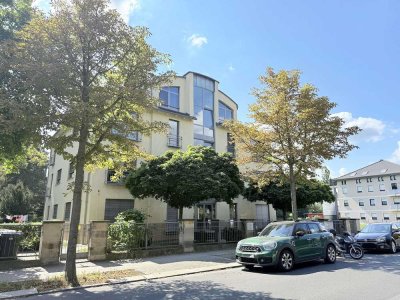 Große 4-Zimmerwohnung - Nähe Großer Garten! Balkon! Kamin! 2 x TG!