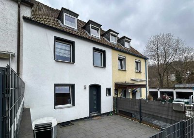 Hemer-Bredenbruch - Renoviertes Reihenmittelhaus mit Einliegerwohnung, Stellplatz und Garage