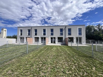 NEU BAU - mit Keller, Garten und je 2 Stellplätzen!