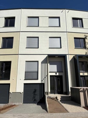 Erstbezug: Townhouse am Britzer Garten -  4 Etagen mit Garten, Terrassen,  Garage & Keller