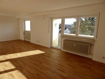 Schöne und helle Wohnung mit vier Zimmern, 2 Balkonen und Loggia in Nürnberg