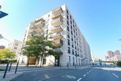 Großzügige Etagenwohnung mit offener Markenküche, Sonnenbalkon und Tiefgaragenstellplatz