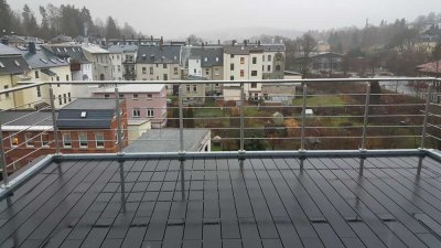 Freundliche und neuwertige 3-Raum-DG-Wohnung mit geh. Innenausstattung mit Balkon und EBK