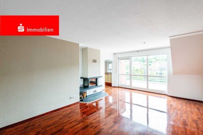Bad Soden-Neuenhain: Hochwertige Dachgeschosswohnung mit Kamin und Skylineblick!