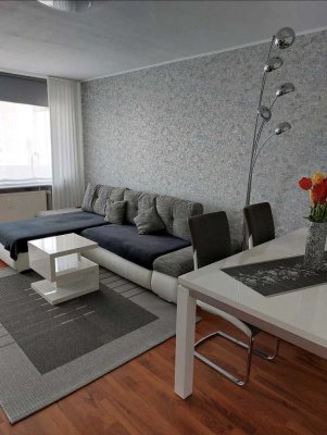Möblierte Wohnung mit zwei Zimmern mit verglastem Balkon in Augsburg