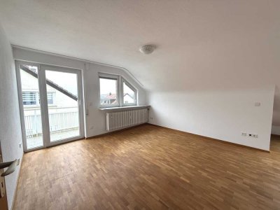 Helle 3-Zimmer-Dachgeschosswohnung mit Balkon & Einbauküche in Benningen