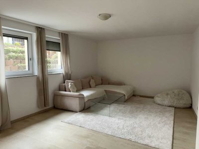 Helle 2-Zimmer-Souterrainwohnung mit großem Lichthof in Bestlage von Karben – a