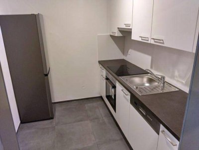 Saniert: Ruhiger 2 ZIMMER-NEUBAU + extra Küche neu möbliert + Bad mit Wanne + extra WC + Lift!