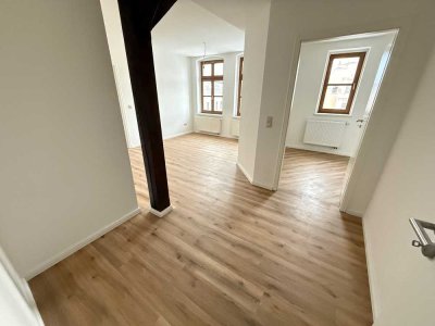 FRISCH RENOVIERT! Helle & besondere 3-Raum-Dachgeschosswohnung mit modernem Tageslicht-Bad!