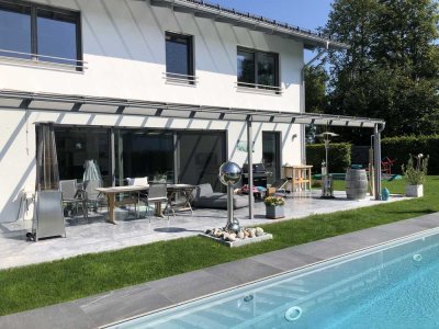 Modernes Einfamilienhaus mit Pool in sonnigster Lage und Bergblick auf den Wendelstein.