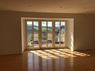 Großzügige und geschmackvolle Wohnung mit eigenem Garten und Balkon in stilvoller Villa