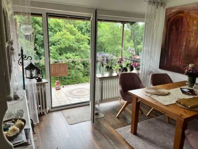 Süße Dachgeschosswohnung - wohnen im Grünen!