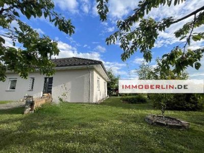 IMMOBERLIN.DE - Wunderbarer Bungalow mit großem Sonnengarten in ländlicher Wohlfühllage