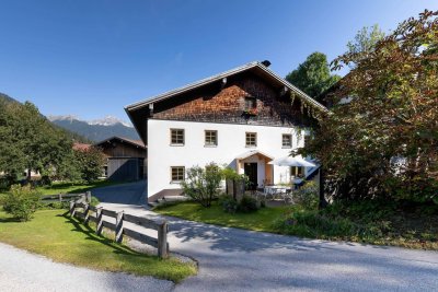 Tradition trifft Charakter – authentisches Lechtaler Bauernhaus in Stanzach mit Tennen, Werkstatt und eigenem Gartengrundstück