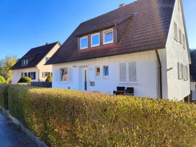 Freistehendes Haus mit Garten, beheizbaren Pool & Doppelgarage – ideal für Familien