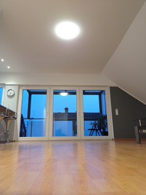 Attraktive 2-Zimmer-Wohnung mit großem, überdachtem Balkon und separatem Eingang, saniert