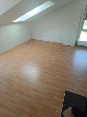 Helle Wohnung mit Küche & Garage