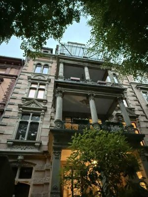 EXKLUSIVE ALTBAUWOHNUNG IN DER  ADELHEIDSTRAßE !