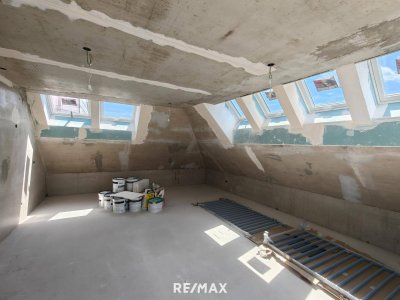 Exklusive geräumige 2-Zimmer-Dachgeschosswohnung mit Ankleide, großer Balkon &amp; sonnige Dachterrasse