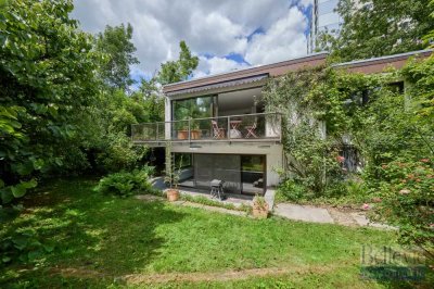 Bungalow mit moderner Architektur wartet auf die Eigentümer, die ihm neuen Glanz verleihen.