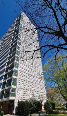 Frisch renovierte  2,5-Zimmer Wohnung in gepflegtem Hochhaus