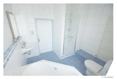 2,5 Zimmer mit geräumiger Küche und hellem, großem Tageslichtbad mit Dusche und Badewanne