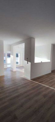 Großzügige Erdgeschosswohnung auf 139 qm plus Terrasse im kernsanierten Mehrfamilienhaus, Erstbezug!