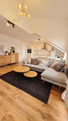 Erstbezug nach Sanierung - Exklusive, vollmöblierte Dachgeschosswohnung mit Dachterrasse & TG