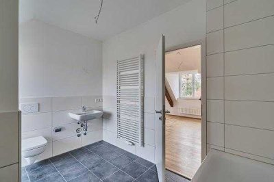 2er-WG geeignete 3 Zimmer-Dachgeschoß-Wohnung mit Einbauküche!  1 Grundmiete frei bei Anmietung bis