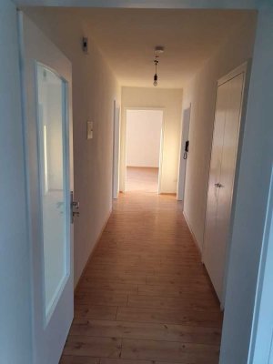 Lichtdurchflutete 3,5 Zimmerwohnung / 1. OG mit Balkon und Einbauküche