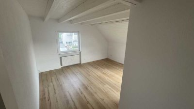 Geschmackvolle 2-Raum-Dachgeschosswohnung mit Einbauküche in Dreieich