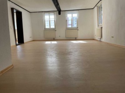 Im Herzen der Altstadt, teilmodernisierte 3-Zimmer-Wohnung mit EBK und Blick auf den Mühlgraben