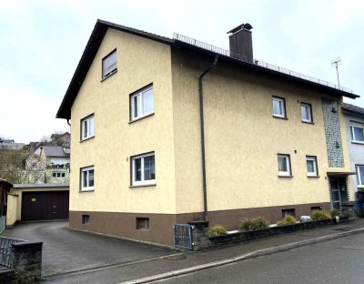 KLEINSTEINBACH - interessantes 2 Familienhaus mit einer Werkstatt - 3 Garagen und Ausbaureserve !