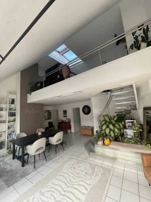 Schöne helle Maisonette-Wohnung mit zweieinhalb Zimmern sowie Dachterasse und Einbauküche im München