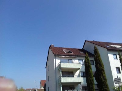 Gemütliche , helle 2-Zimmer-DG-Wohnung mit Balkon
