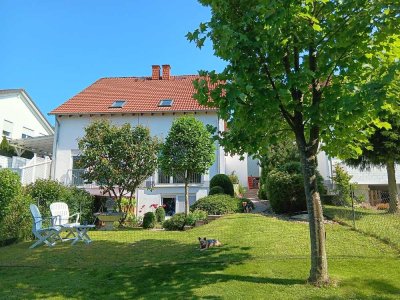 Das perfekte Haus mit großem Garten. Separater Gästebereich und großes Arbeitszimmer/Fitnessraum.