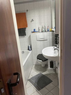 Schöne und gepflegte 2-Zimmer-Dachgeschosswohnung in Neuss