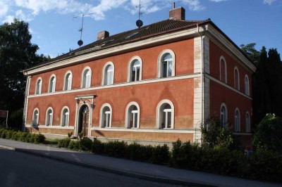 Großes Mehrfamilienhaus mit großem, z. T. baumbestandenem Garten, in Zentrumsnähe