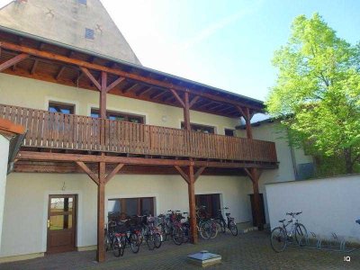 2-Zimmer-Wohnung mit XXL-Balkon, sep. Küche, Laminatboden & Badewanne
