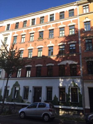 Helle, gut geschnittene 3-Zimmer-Altbauwhg. mit Balkon
