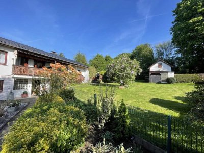 Im Grünen zu Hause:  freistehendes Einfamilienhaus mit Traumgrundstück und unverbautem Blick
