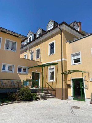 Charmante Wohnhäuser mit mehreren Einheiten, Terrassen, Garagen &amp; Stellplätzen