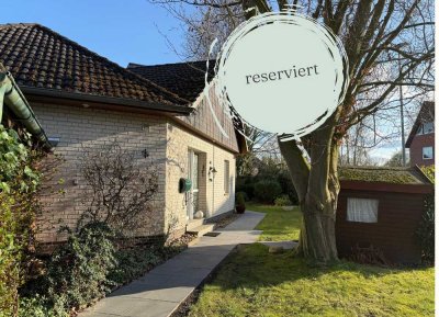 Zentral gelegener, solider Bungalow mit schönem Garten und Ausbaupotential - provisionsfrei