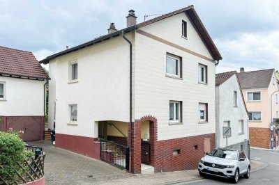 Einfamilienhaus mit Nebengebäude, Doppelgarage, Garten und Potential: Gestalten Sie Ihr Traumhaus!