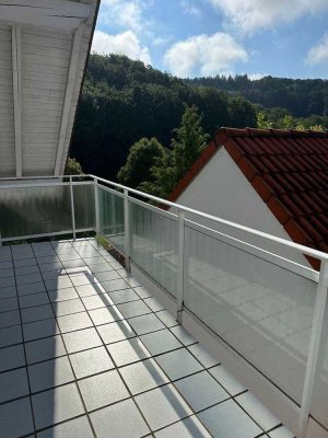 Schöne 3-Zimmer-DG-Wohnung mit luxuriöser Innenausstattung mit Balkon und EBK in Bechhofen