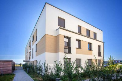 Moderne, hochwertige Neubau-Wohnung mit 2 Balkonen und TG-Stellplatz in Feldrandlage