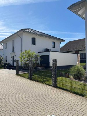 Modernes Einfamilienhaus mit gehobener Ausstattung, großer überdachter Terrasse und Energieeffizienz