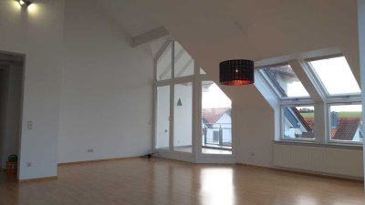 Vermietet wird eine helle großzügige, 5 1/2 Zimmerwohnung inkl. Studio und Balkon.
