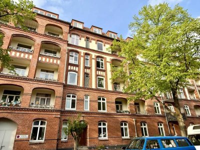 2-Zimmer-Altbauwohnung mit sonniger Loggia in Barmbek-Süd